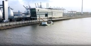 Ponton mit Bagger beim Gewässerausbau Köhlbrand Ost in Hamburg, Arbeiten zur Kampfmittelbergung im Hafen