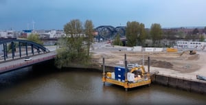 Baustelle am Elbtower Hamburg mit Ponton und Bagger im Wasser, vorbereitende Arbeiten inklusive Kampfmittelbergung im Hafenbereich